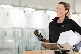 Employee-handling-delivery-service